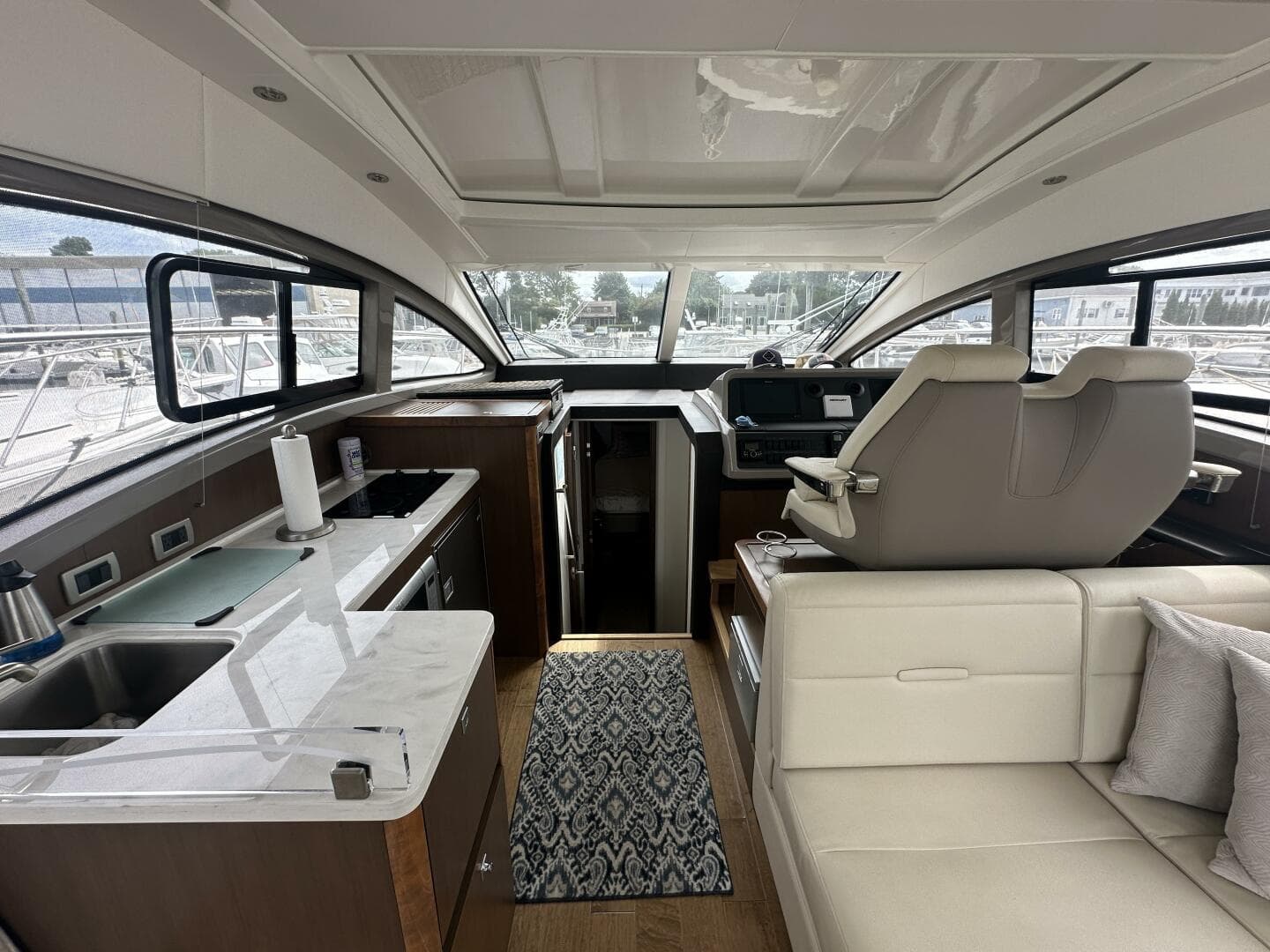 2018 Sea Ray 400 Sundancer — photo 26