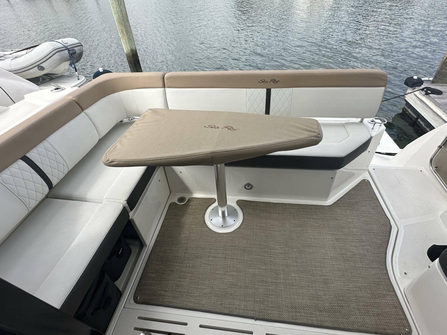 2018 Sea Ray 400 Sundancer — photo 11