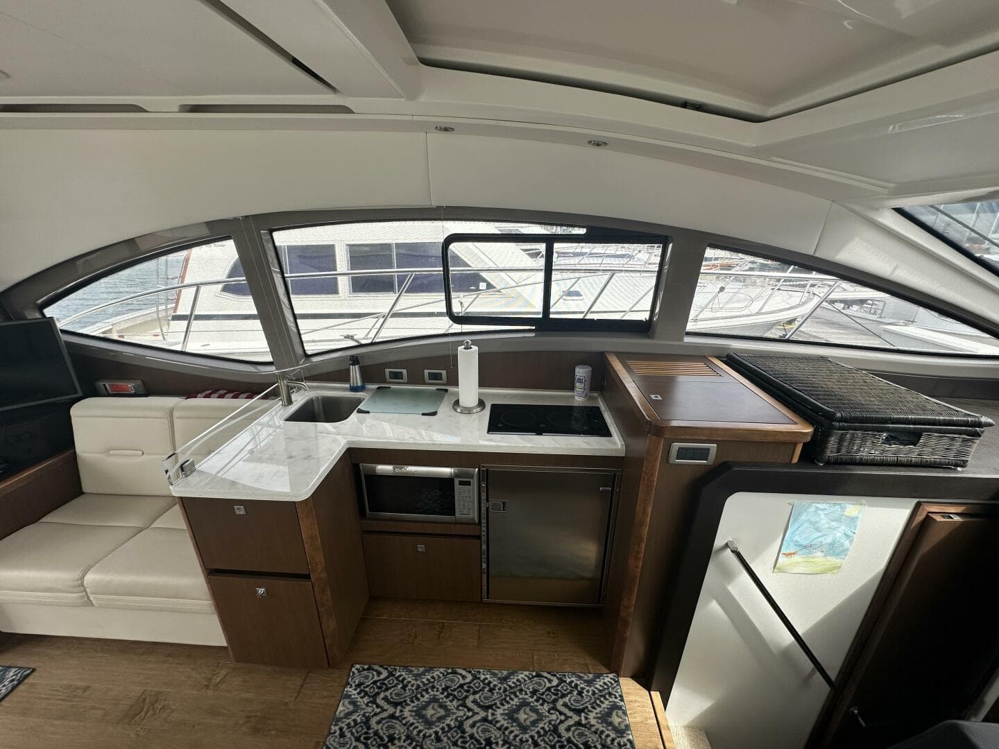 2018 Sea Ray 400 Sundancer — photo 25