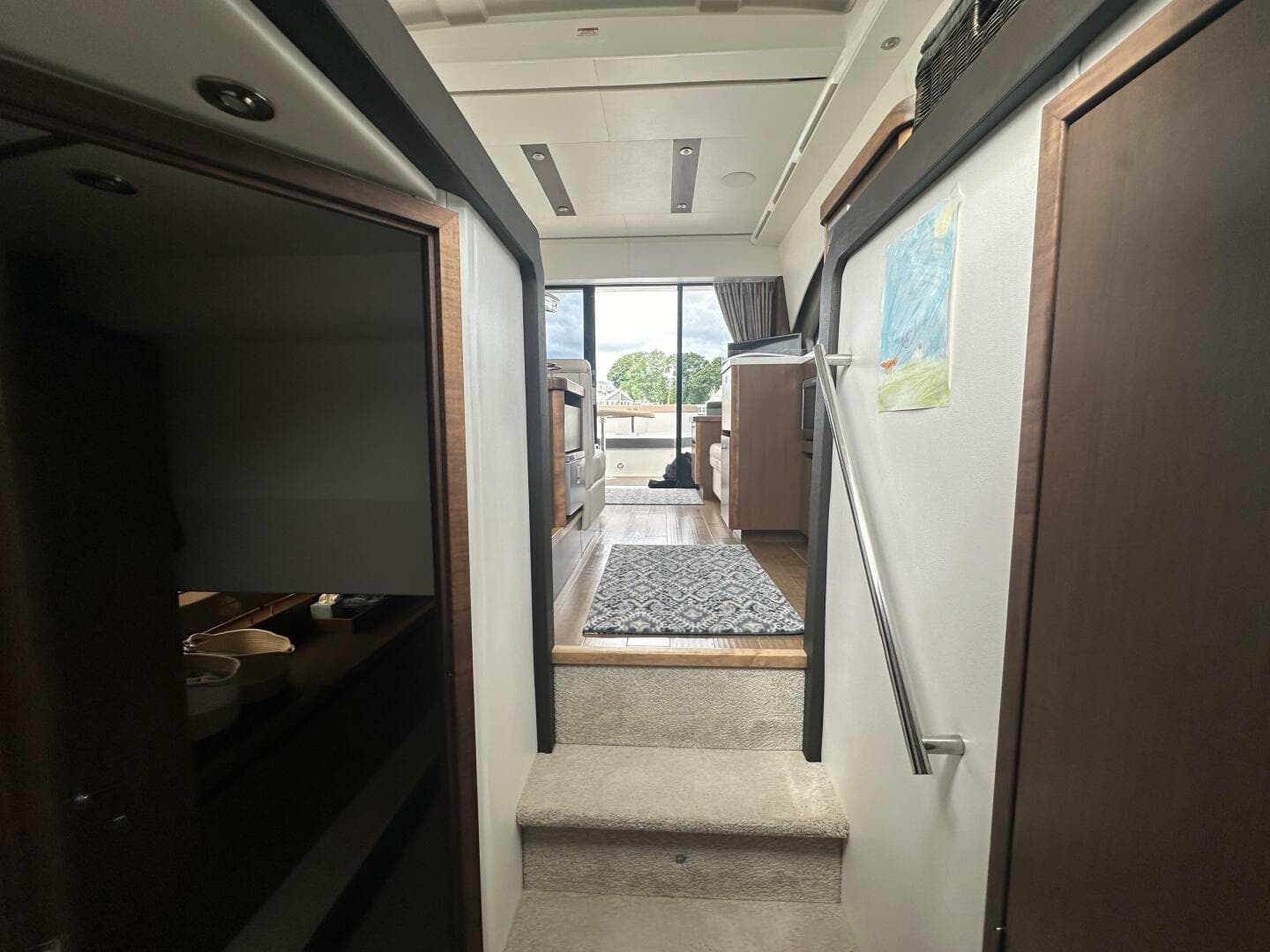 2018 Sea Ray 400 Sundancer — photo 31