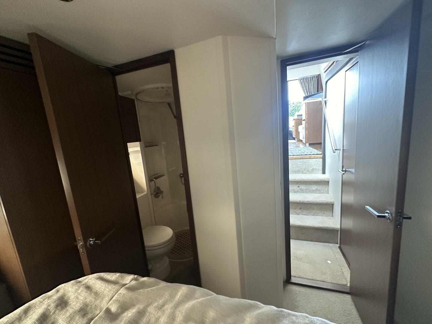 2018 Sea Ray 400 Sundancer — photo 35