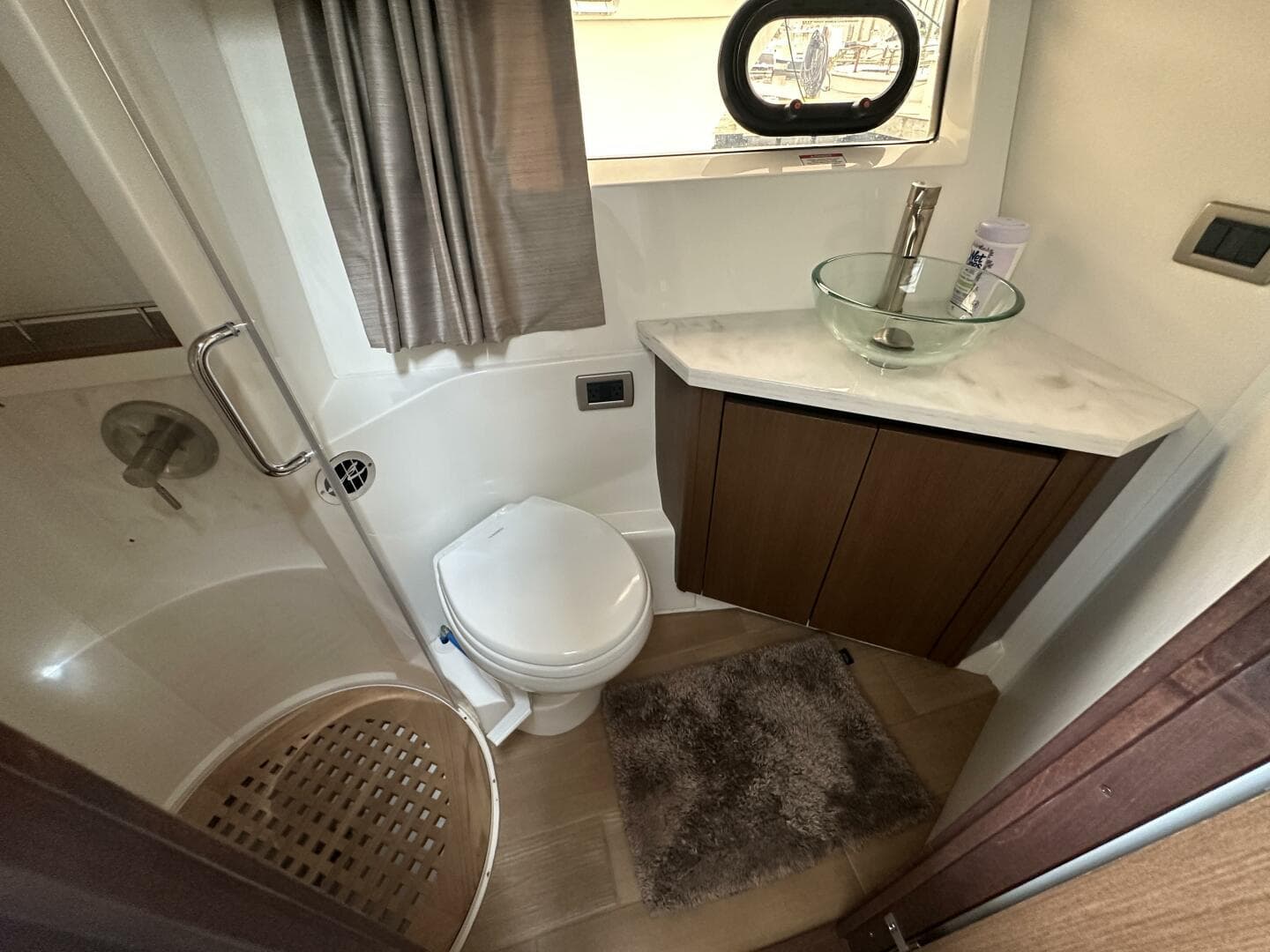 2018 Sea Ray 400 Sundancer — photo 40