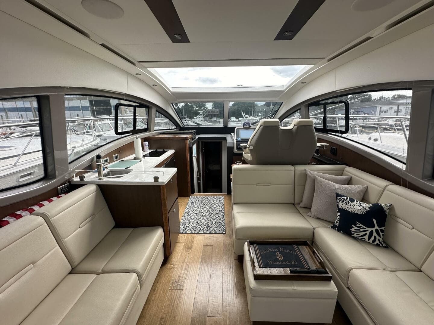 2018 Sea Ray 400 Sundancer — photo 18