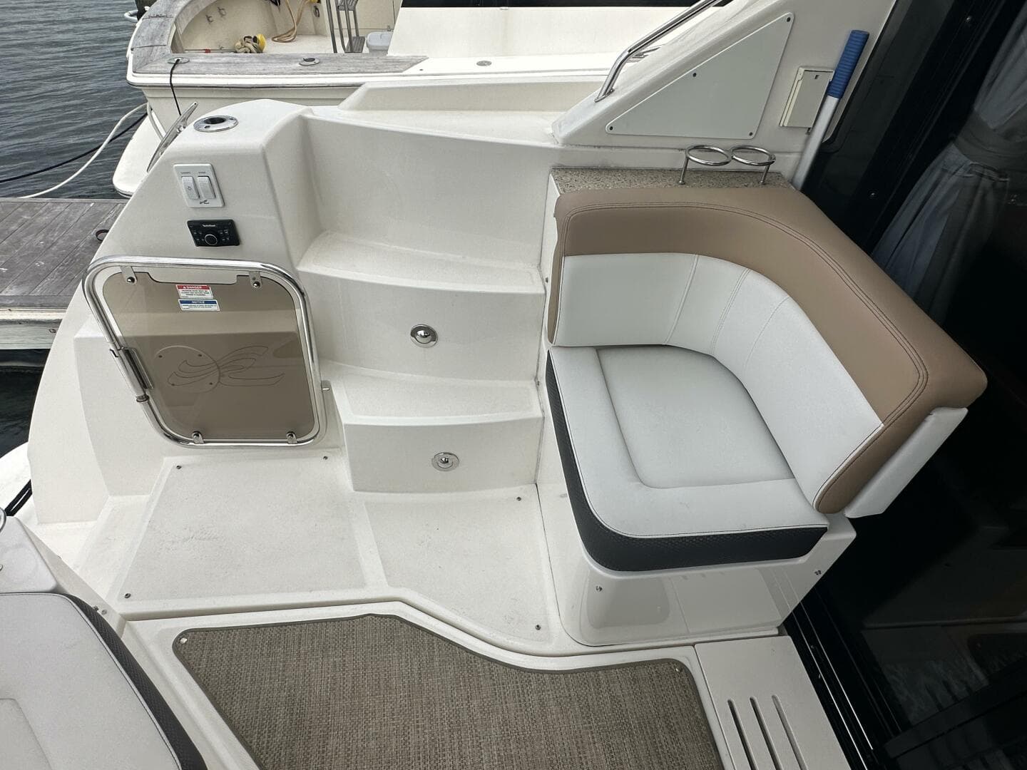 2018 Sea Ray 400 Sundancer — photo 8