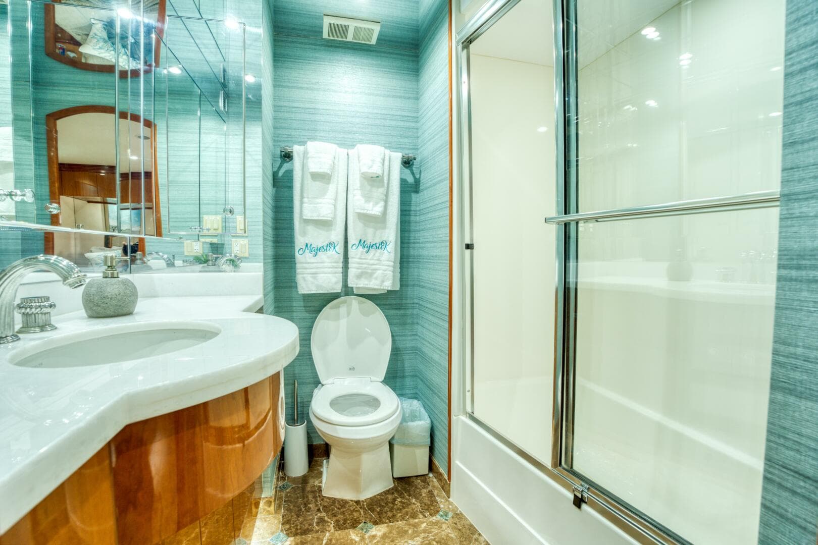 2007 Hatteras Enclosed Bridge — photo 38