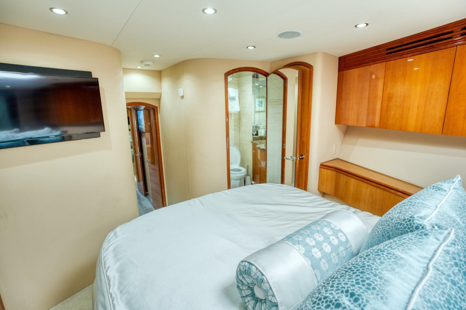 2007 Hatteras Enclosed Bridge — photo 39