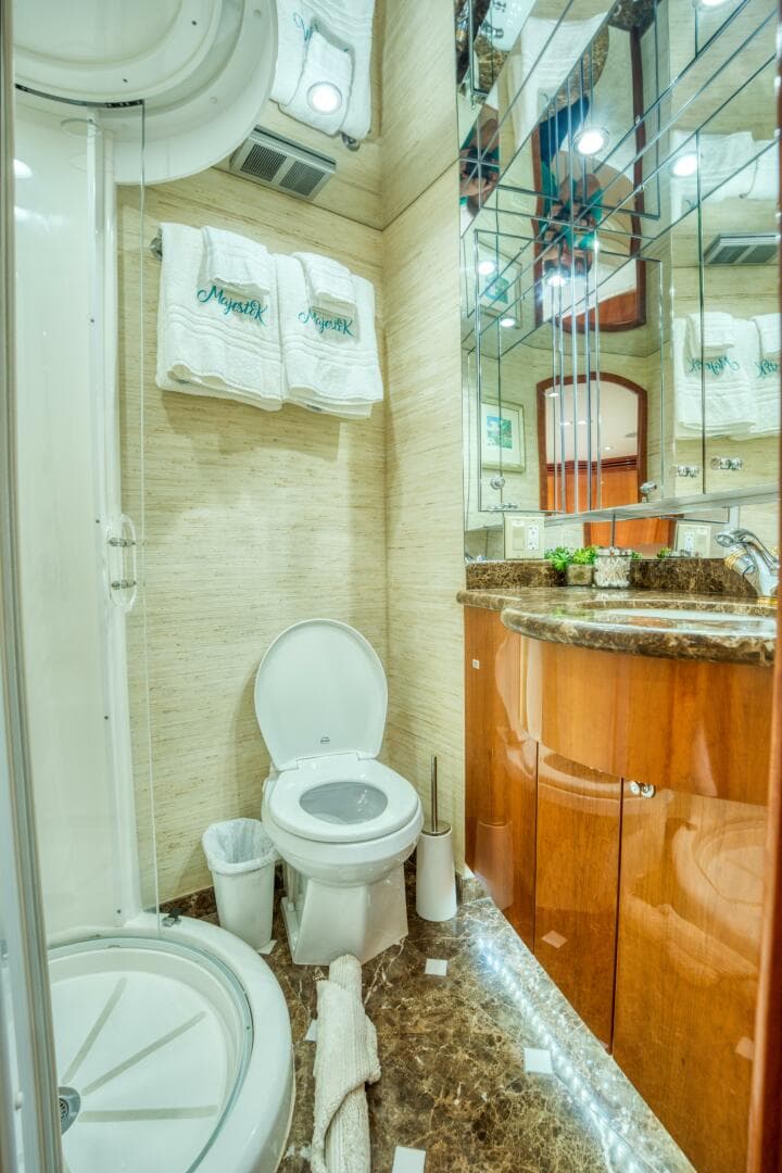 2007 Hatteras Enclosed Bridge — photo 42