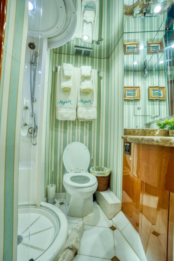 2007 Hatteras Enclosed Bridge — photo 45