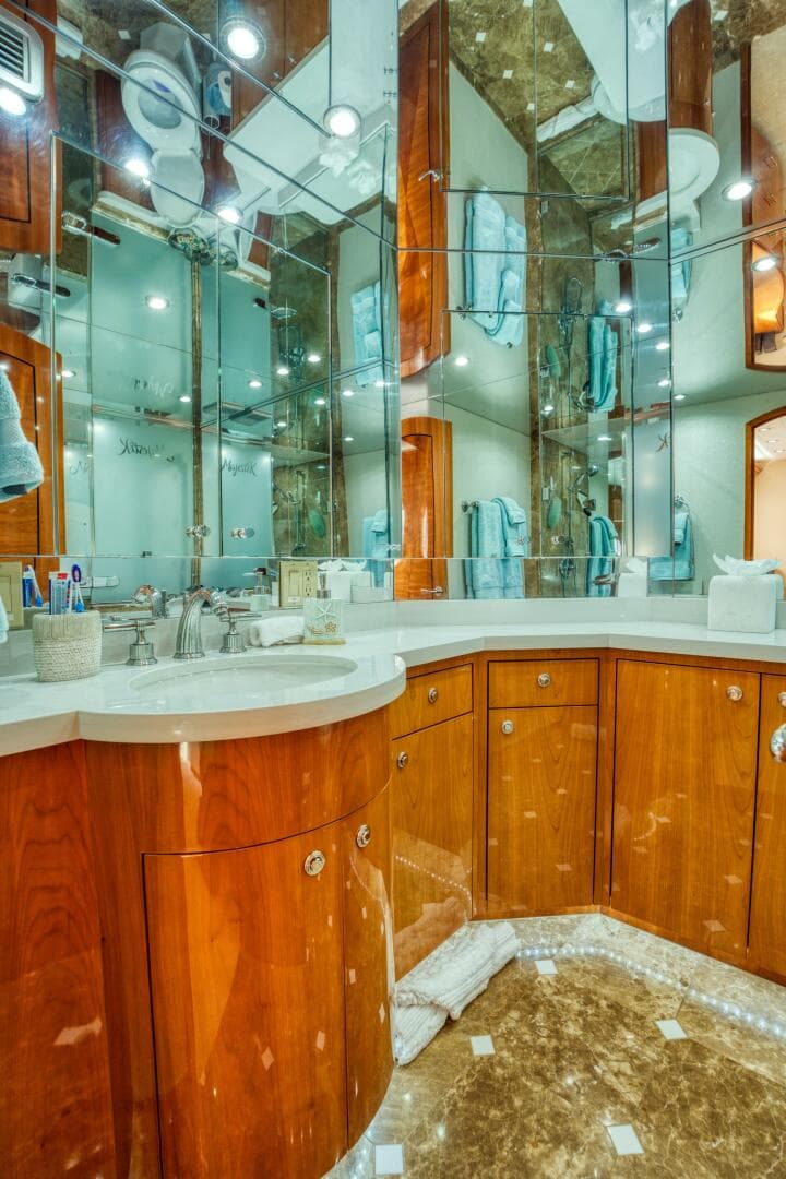 2007 Hatteras Enclosed Bridge — photo 29