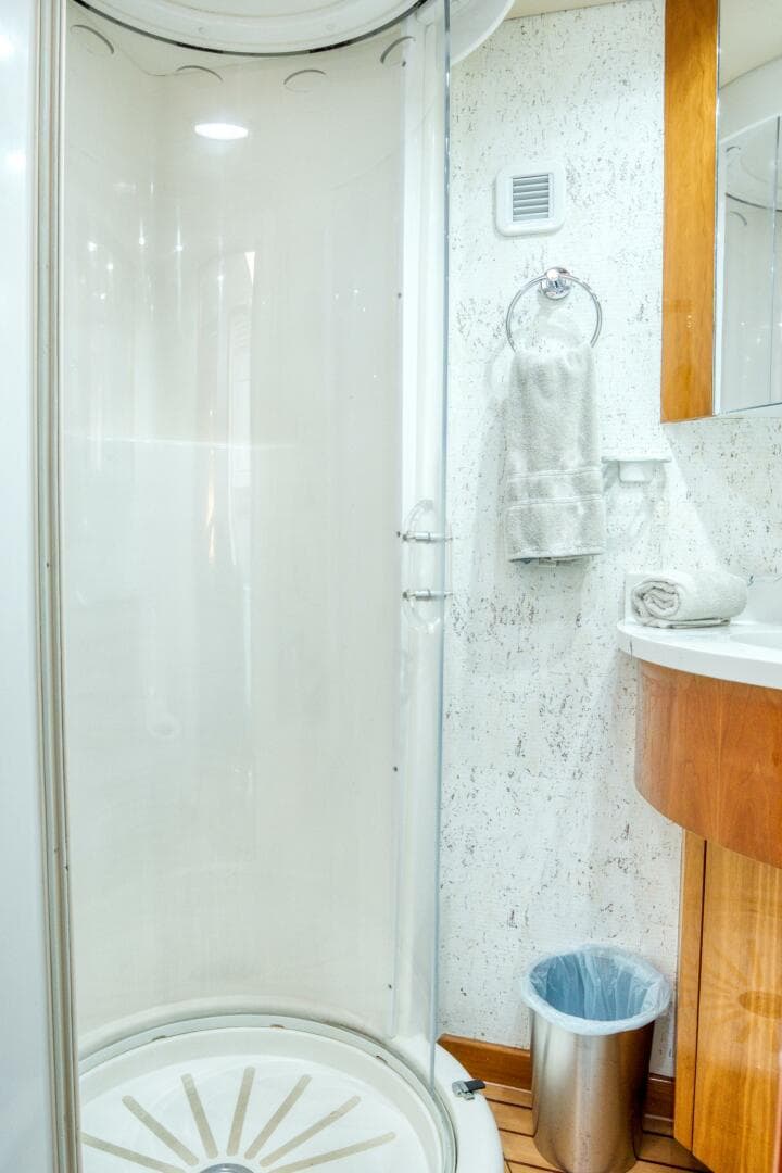 2007 Hatteras Enclosed Bridge — photo 46