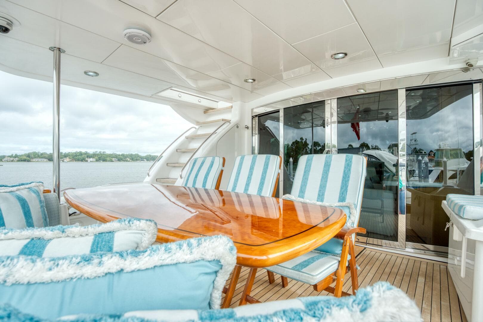 2007 Hatteras Enclosed Bridge — photo 4