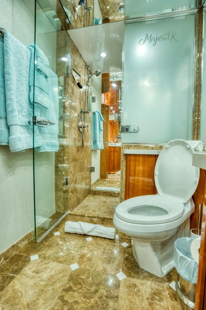 2007 Hatteras Enclosed Bridge — photo 33