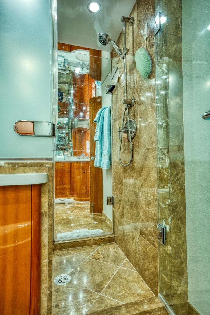 2007 Hatteras Enclosed Bridge — photo 31