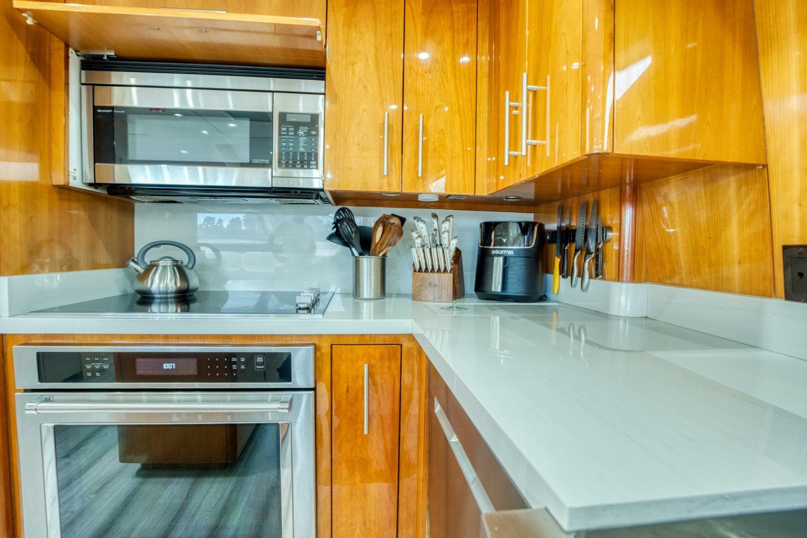 2007 Hatteras Enclosed Bridge — photo 22