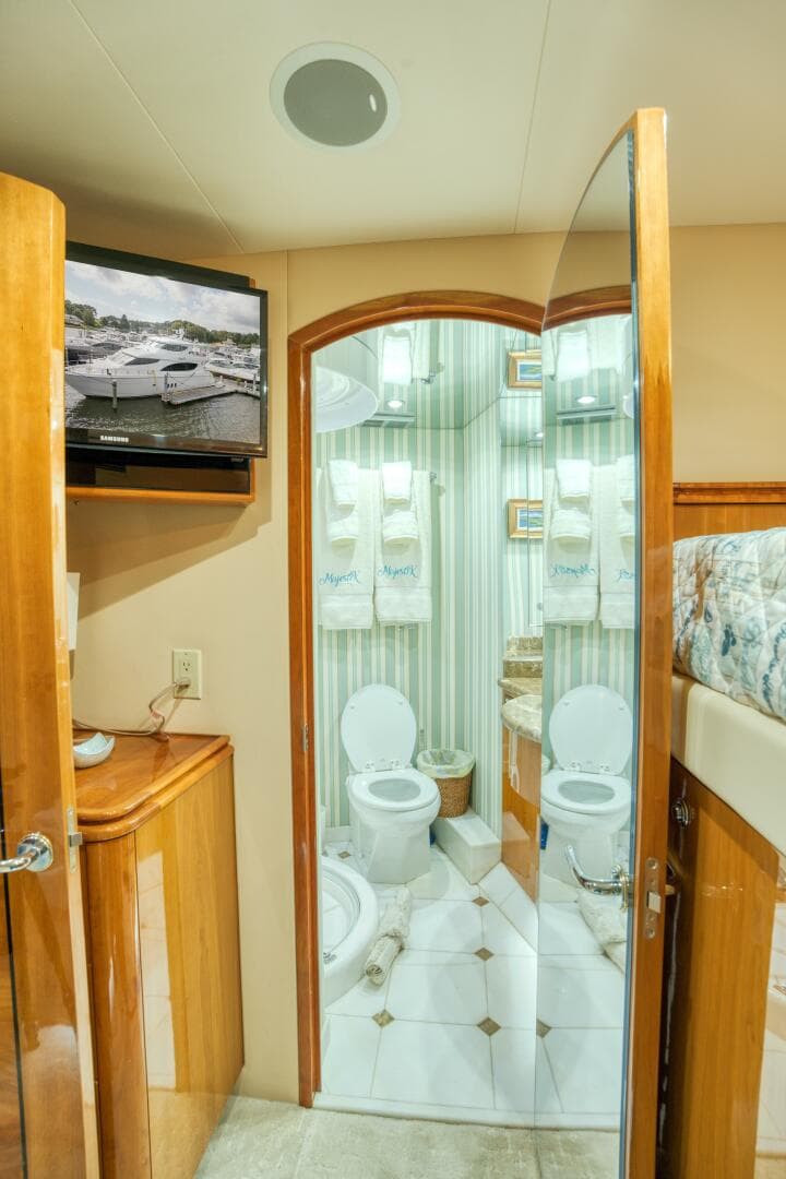 2007 Hatteras Enclosed Bridge — photo 44