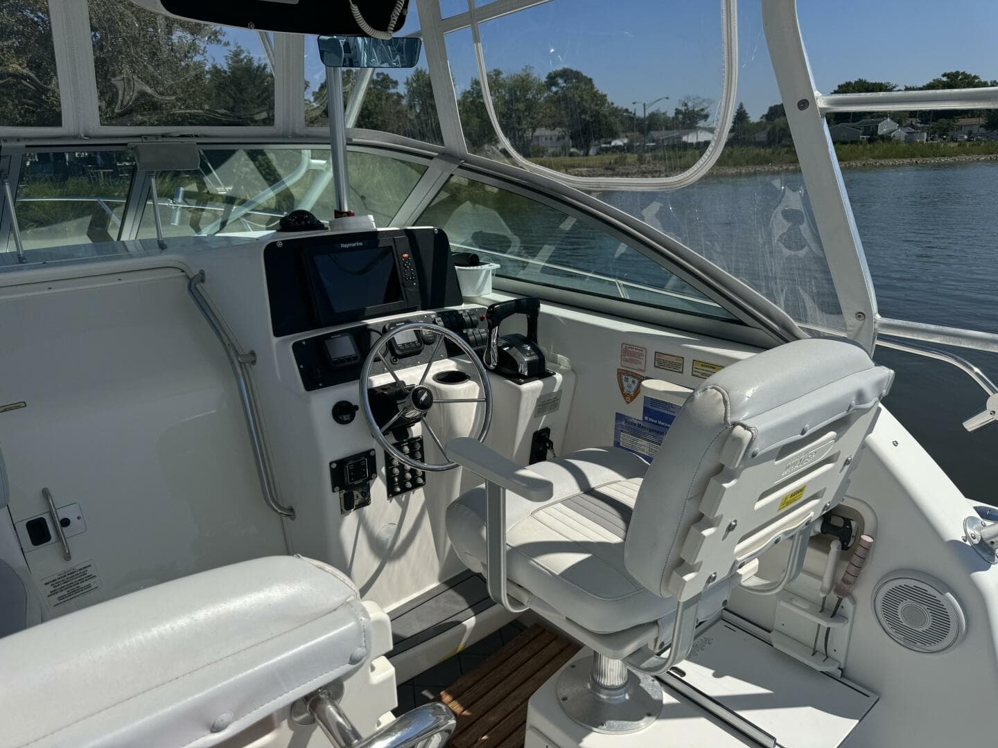 2002 Boston Whaler 275 Conquest — photo 14