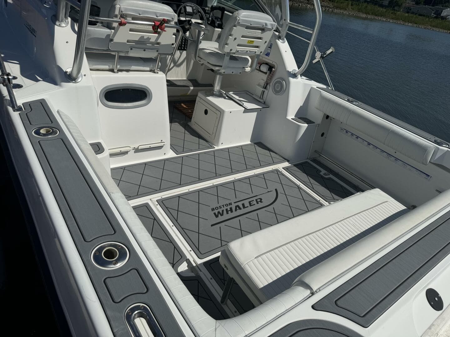 2002 Boston Whaler 275 Conquest — photo 8