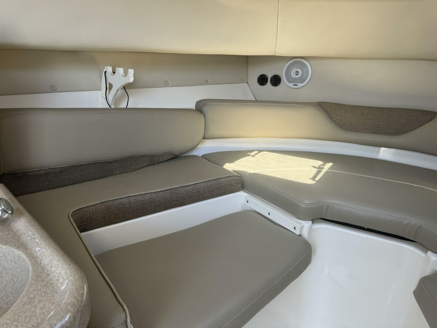 2002 Boston Whaler 275 Conquest — photo 24