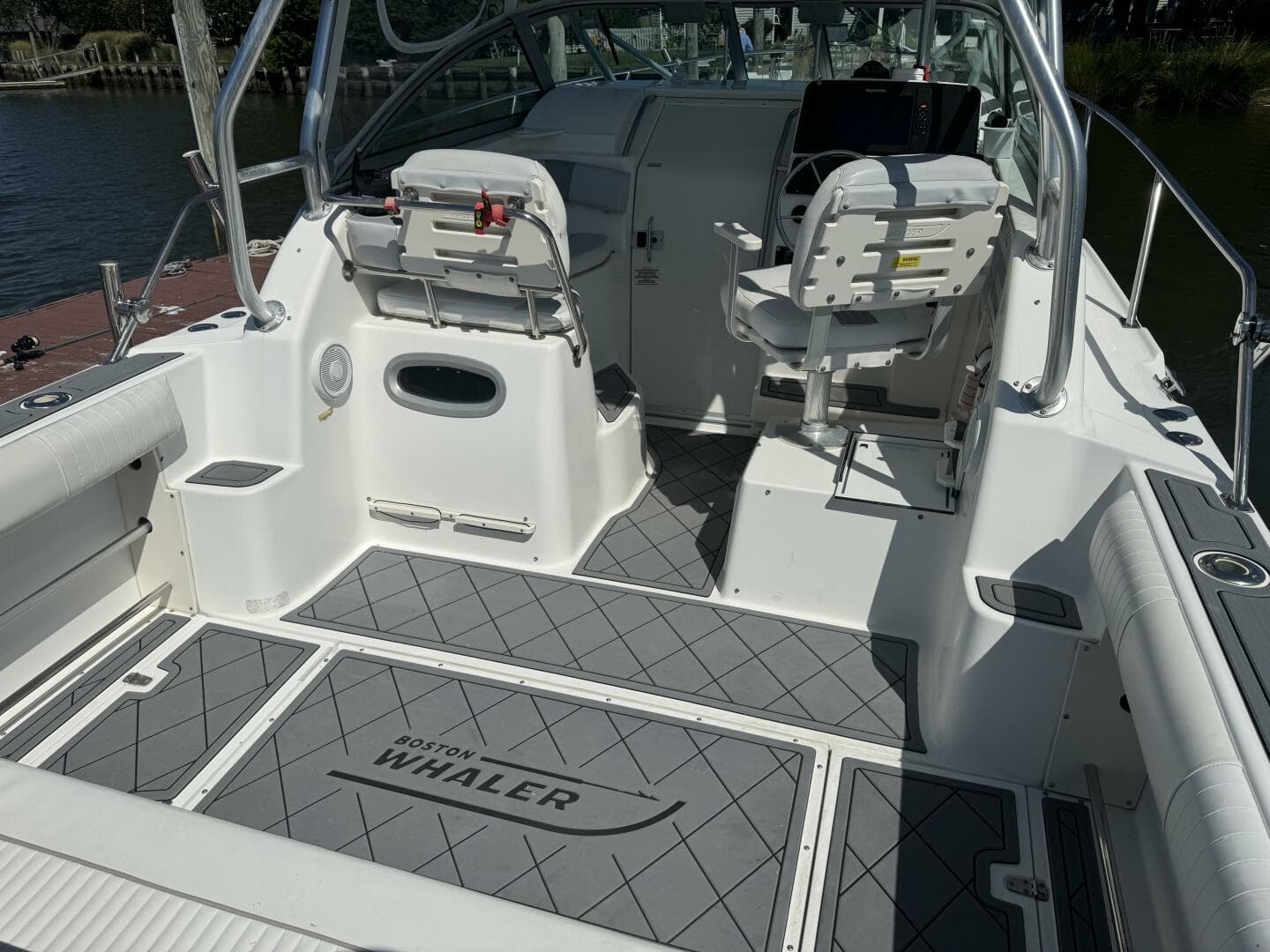 2002 Boston Whaler 275 Conquest — photo 12