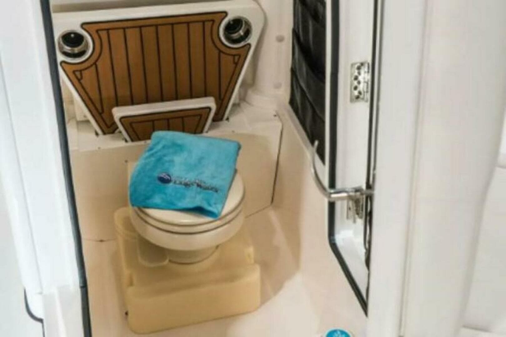 2025 Edgewater 230 CC — photo 9