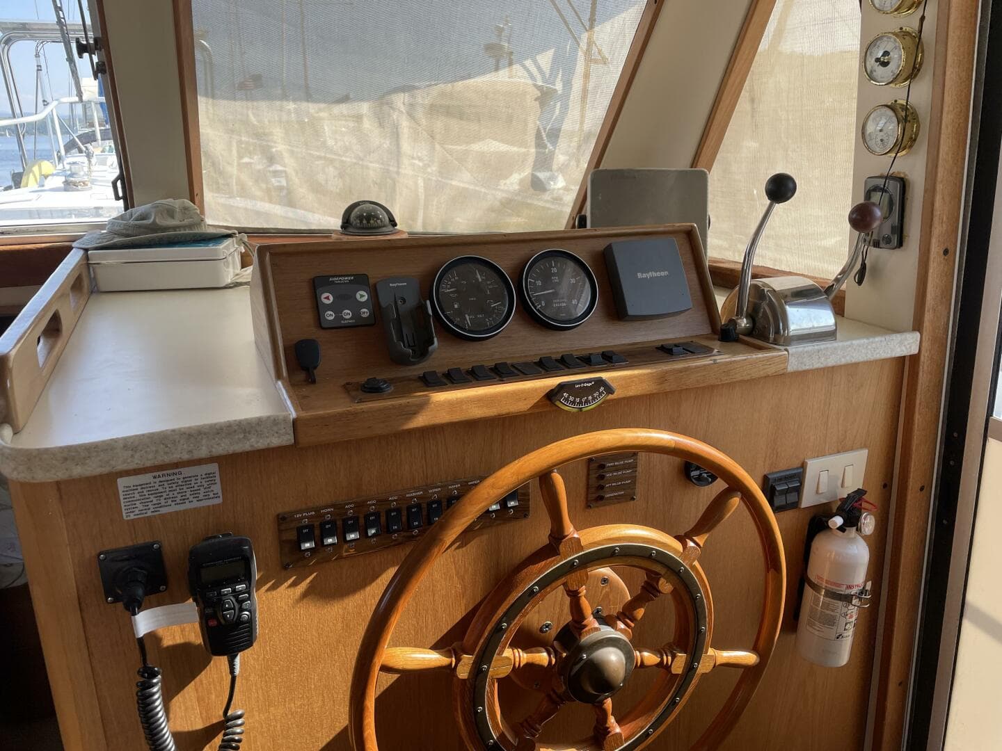 2000 Mainship 390 — photo 12