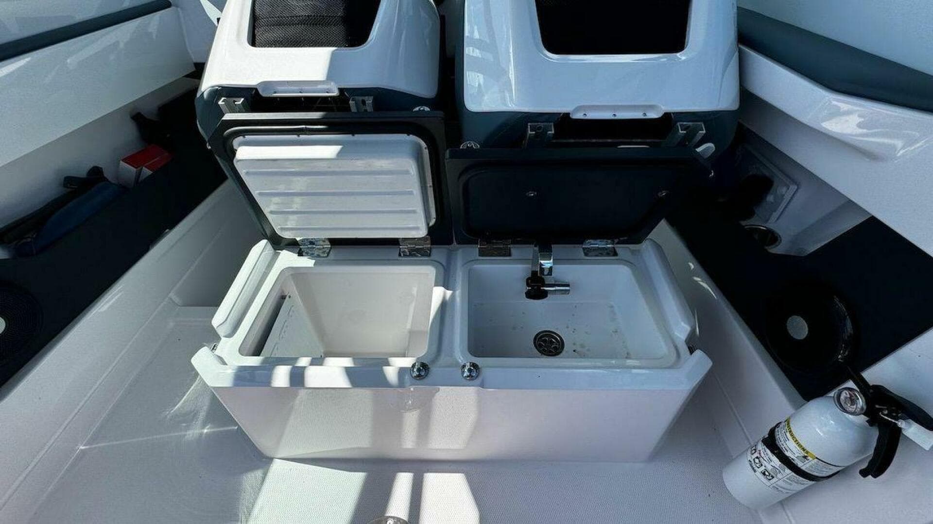 2022 Axopar 28 T-Top — photo 15