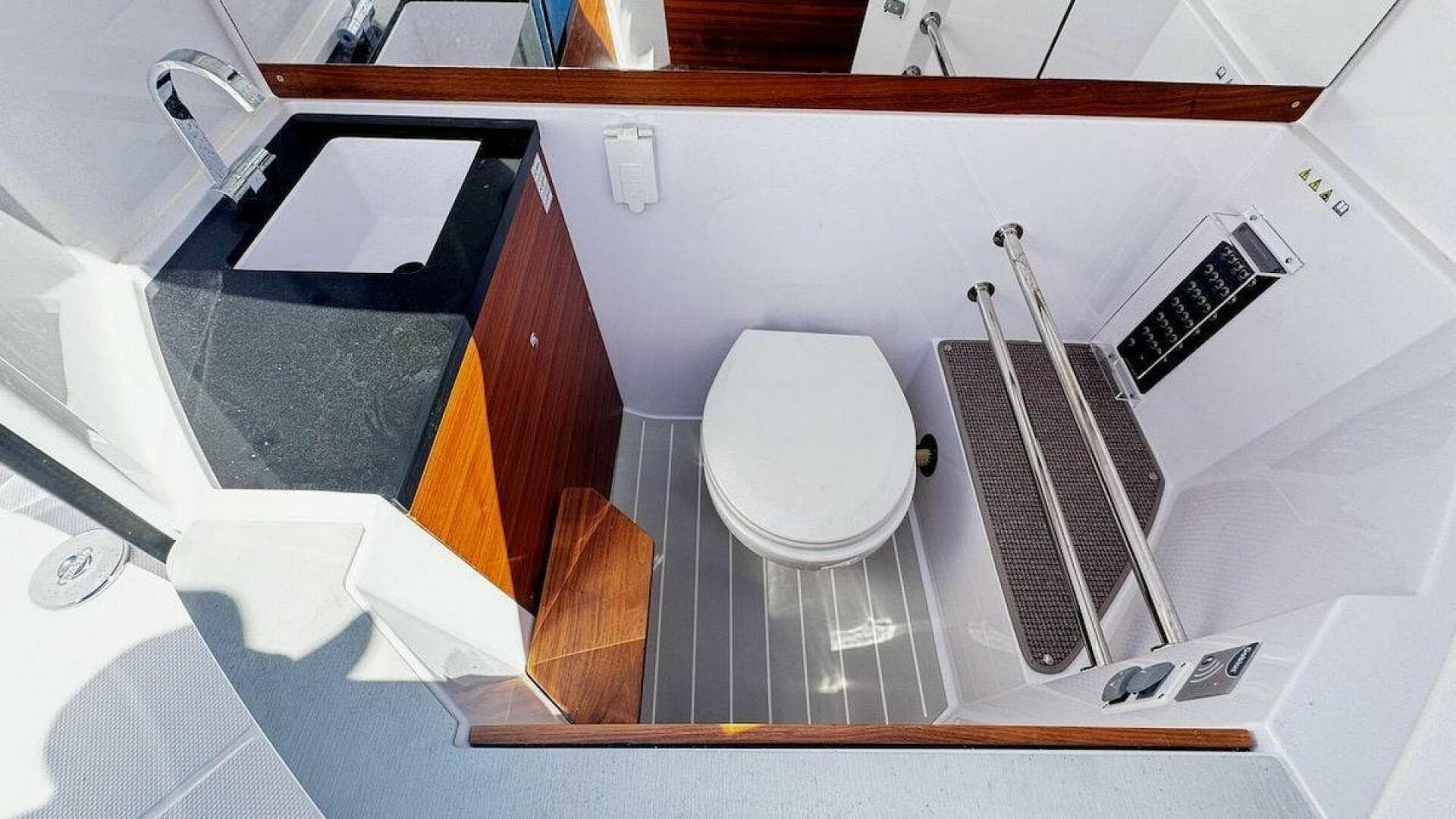 2022 Axopar 28 T-Top — photo 26