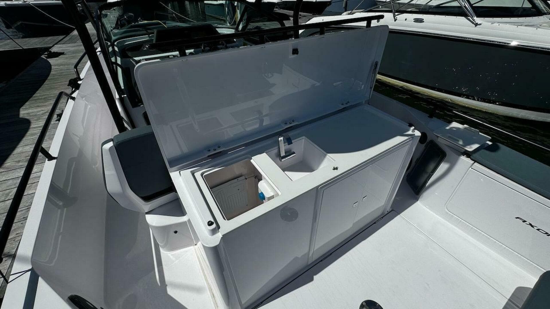 2022 Axopar 28 T-Top — photo 19