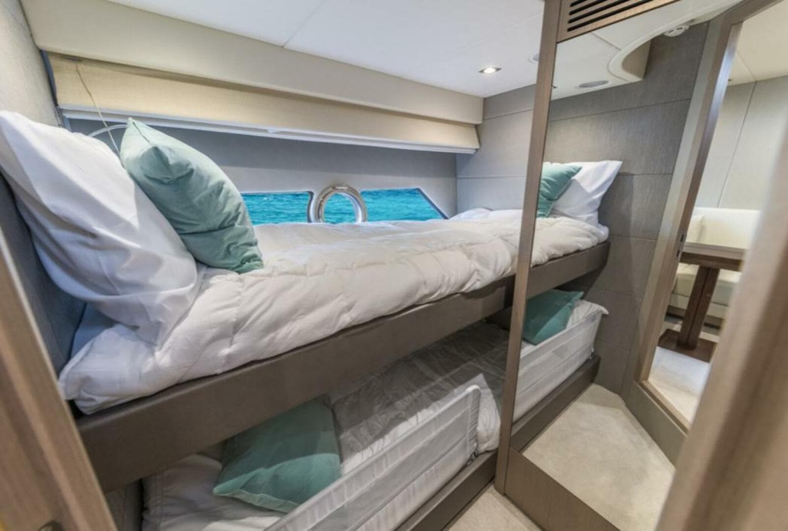 2017 Sunseeker Predator — photo 23