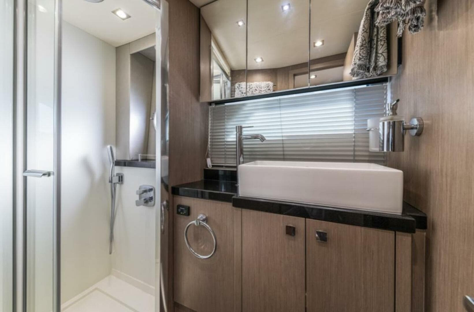 2017 Sunseeker Predator — photo 24