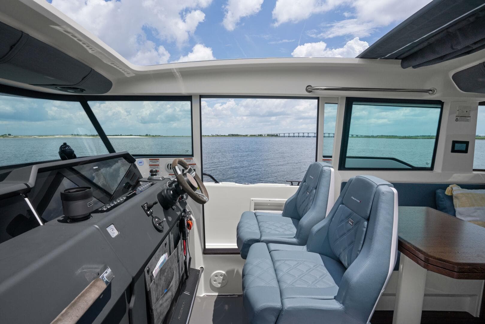 2023 Axopar 37 XC Cross Cabin — photo 4