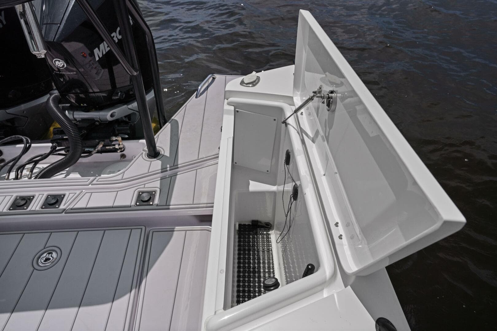 2023 Axopar 37 XC Cross Cabin — photo 17
