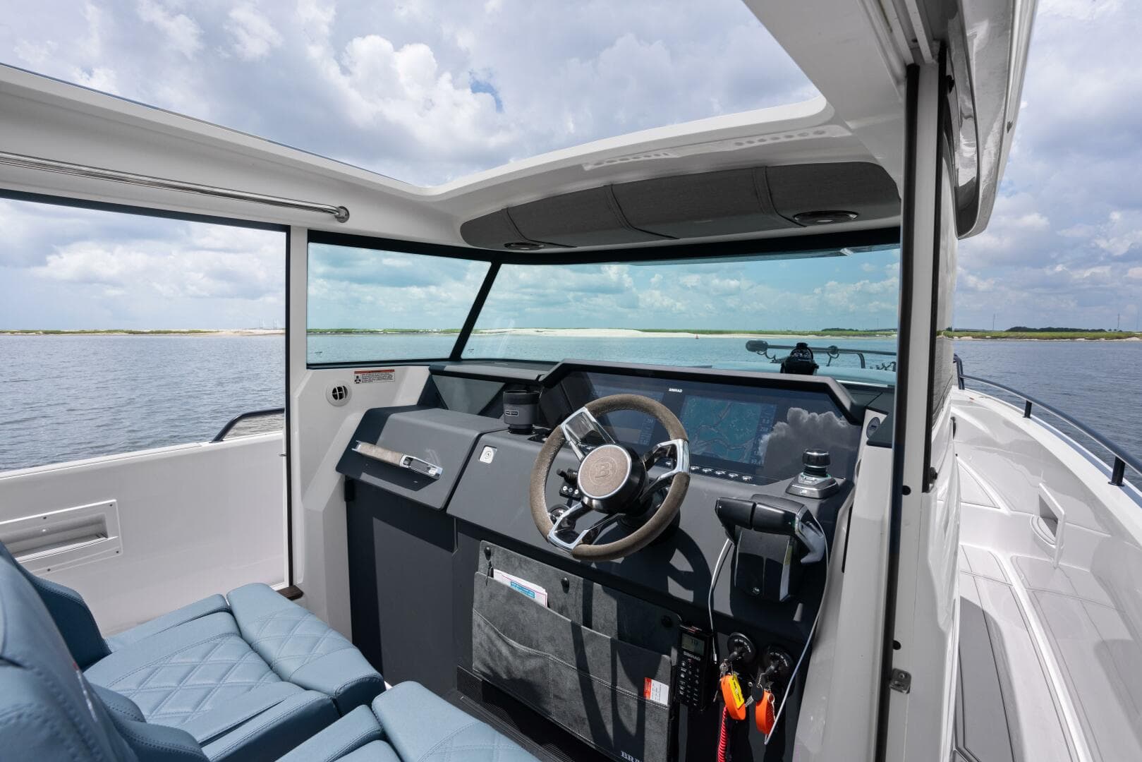 2023 Axopar 37 XC Cross Cabin — photo 3