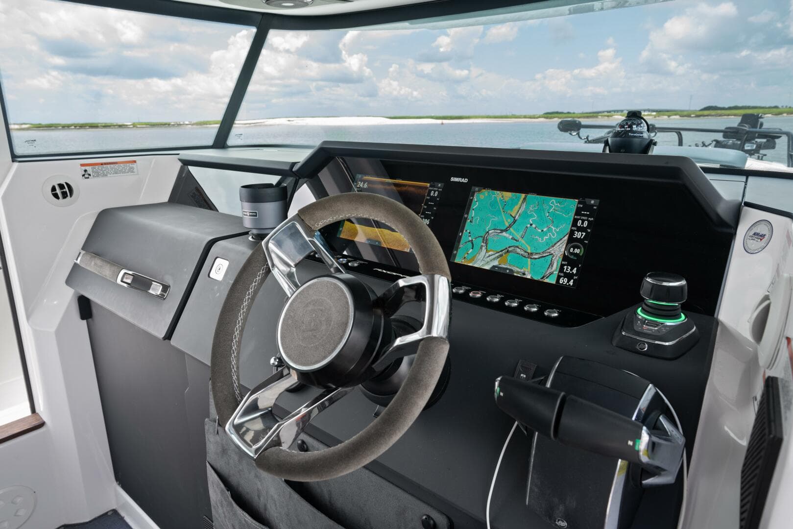 2023 Axopar 37 XC Cross Cabin — photo 2