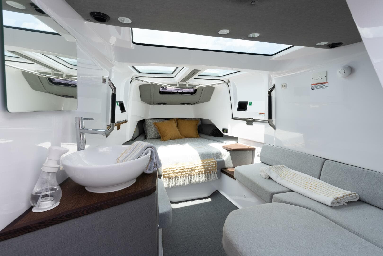 2023 Axopar 37 XC Cross Cabin — photo 8
