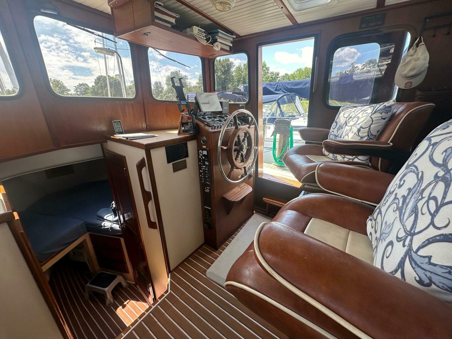 1985 Nordic Tugs 32 — photo 13