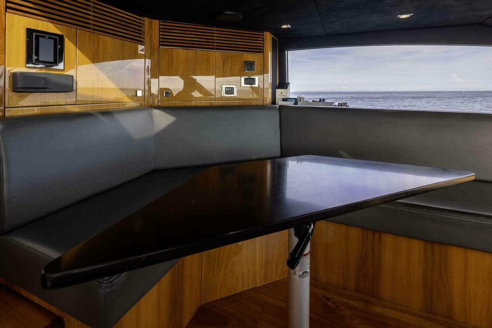 2017 Sunseeker 95 Yacht — photo 27