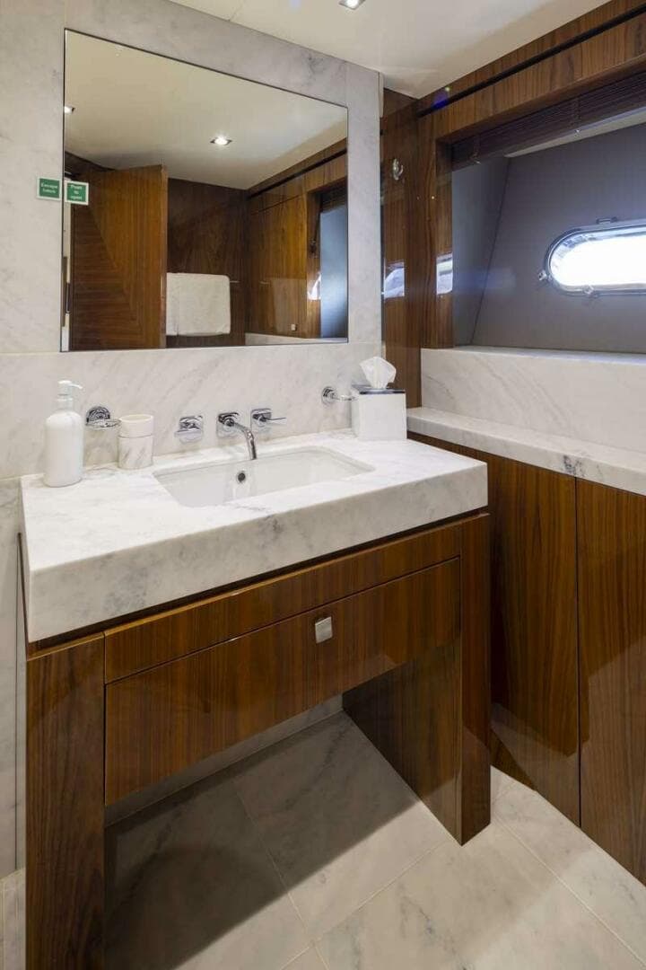 2017 Sunseeker 95 Yacht — photo 47