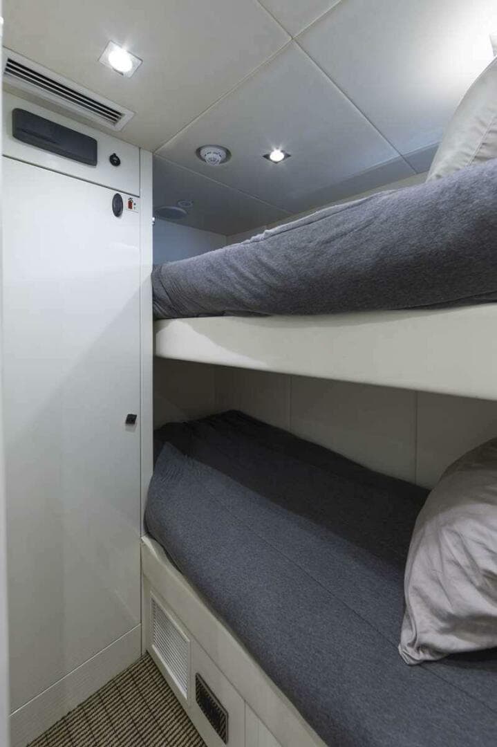 2017 Sunseeker 95 Yacht — photo 65