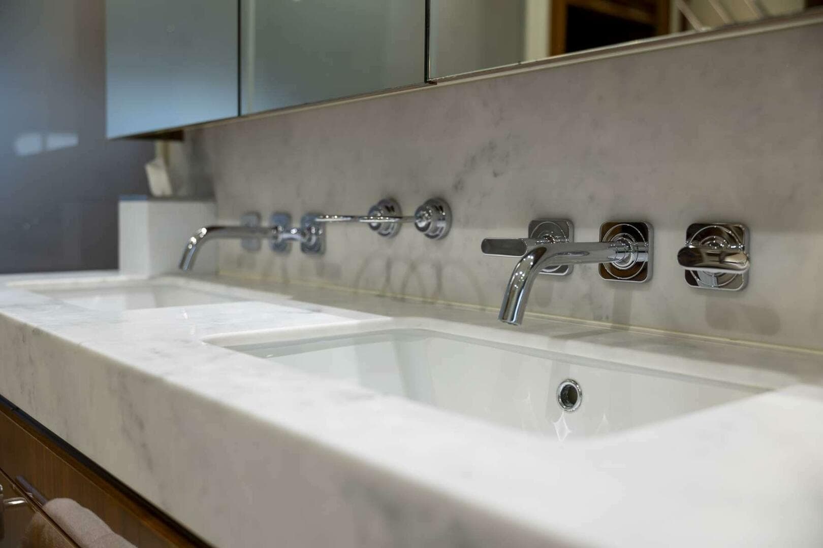 2017 Sunseeker 95 Yacht — photo 38