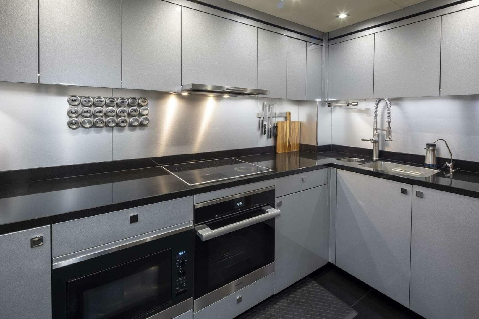 2017 Sunseeker 95 Yacht — photo 20