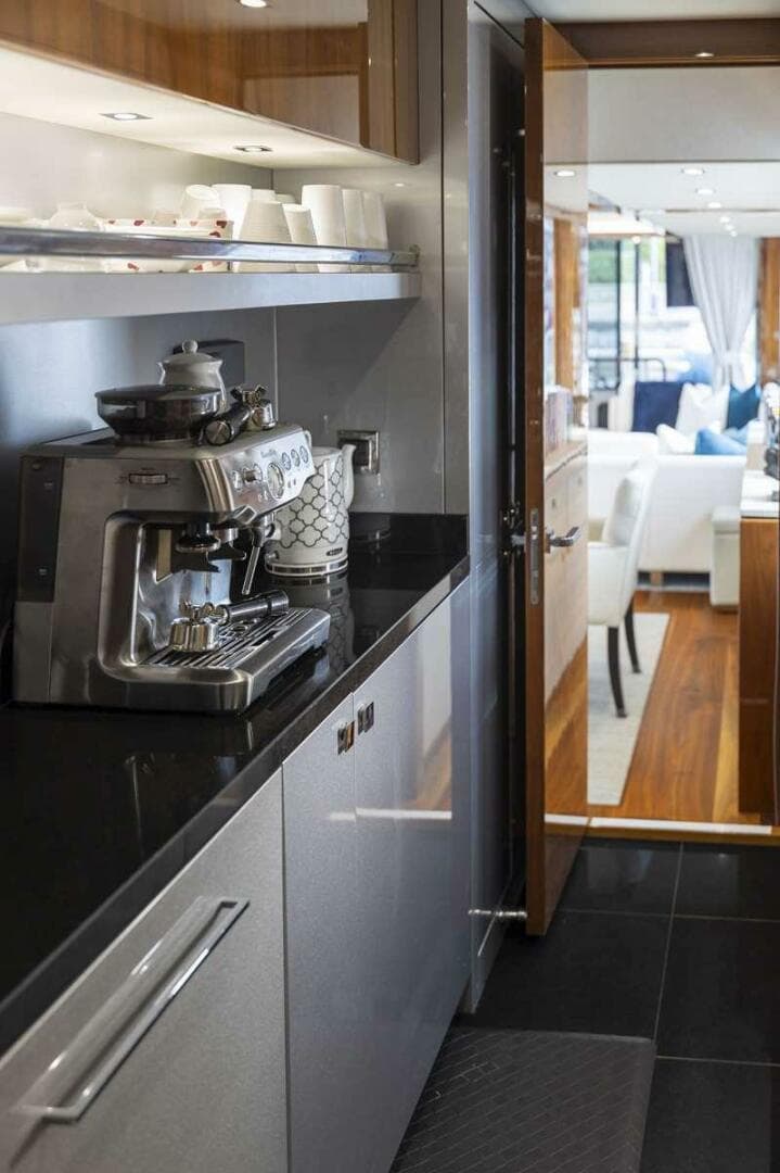 2017 Sunseeker 95 Yacht — photo 18