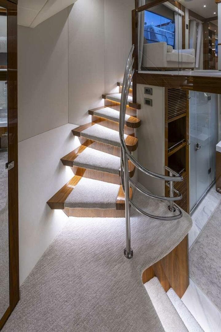 2017 Sunseeker 95 Yacht — photo 35