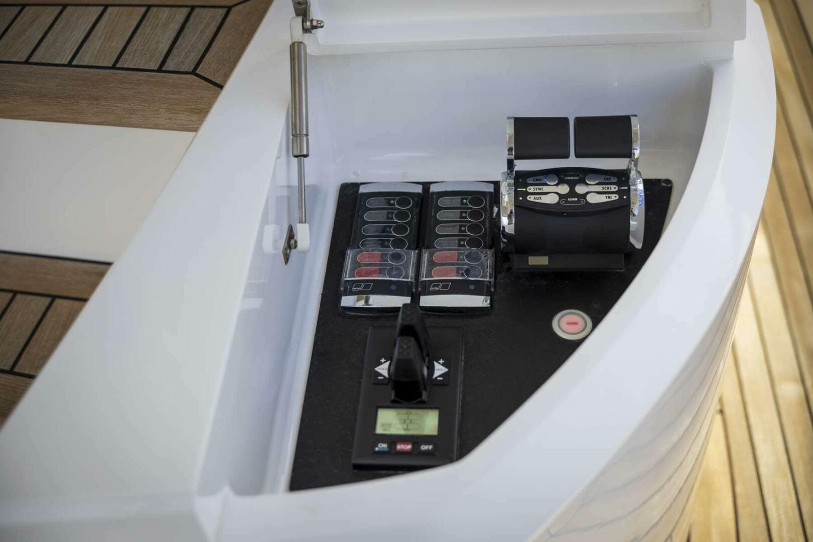 2017 Sunseeker 95 Yacht — photo 9