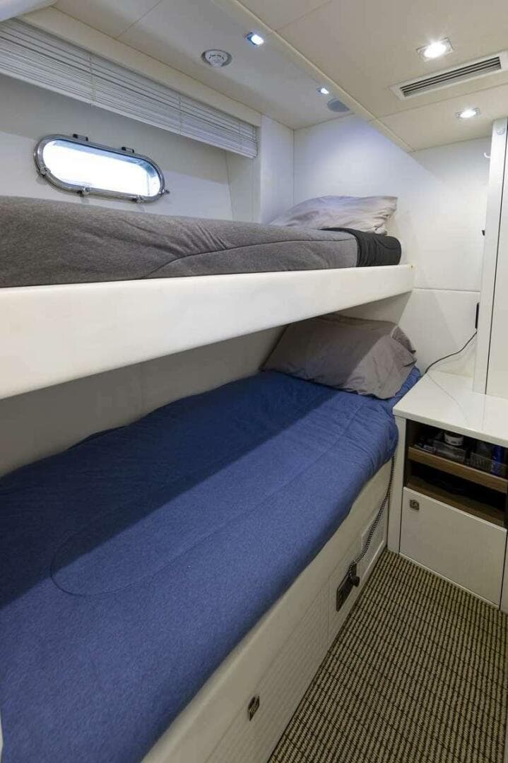 2017 Sunseeker 95 Yacht — photo 64