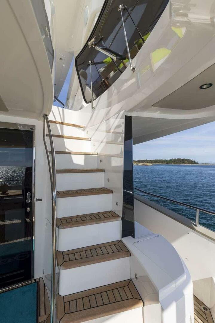 2017 Sunseeker 95 Yacht — photo 48