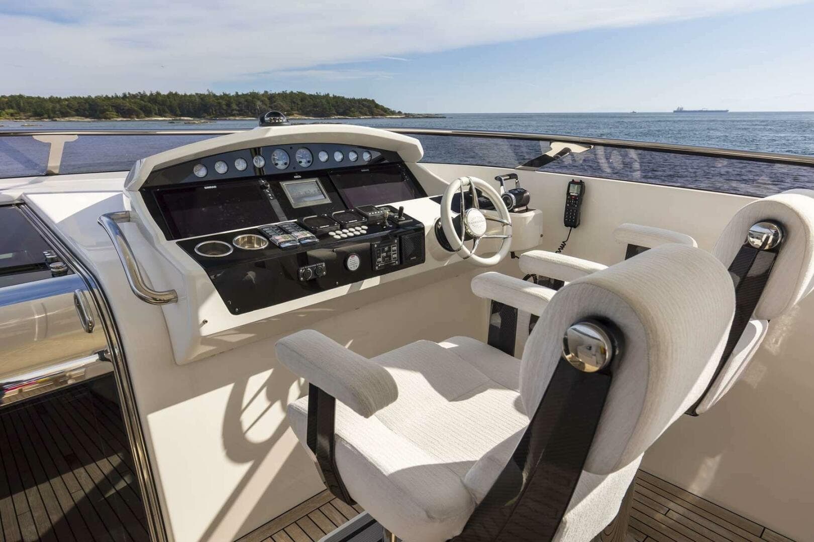 2017 Sunseeker 95 Yacht — photo 58