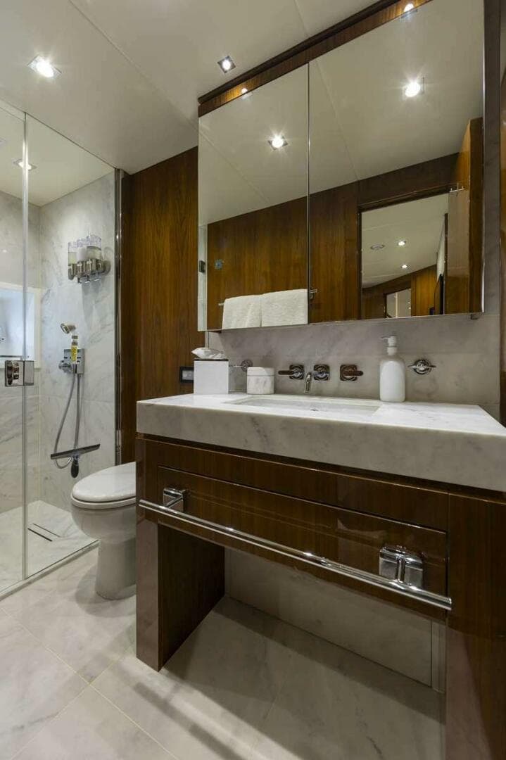 2017 Sunseeker 95 Yacht — photo 43