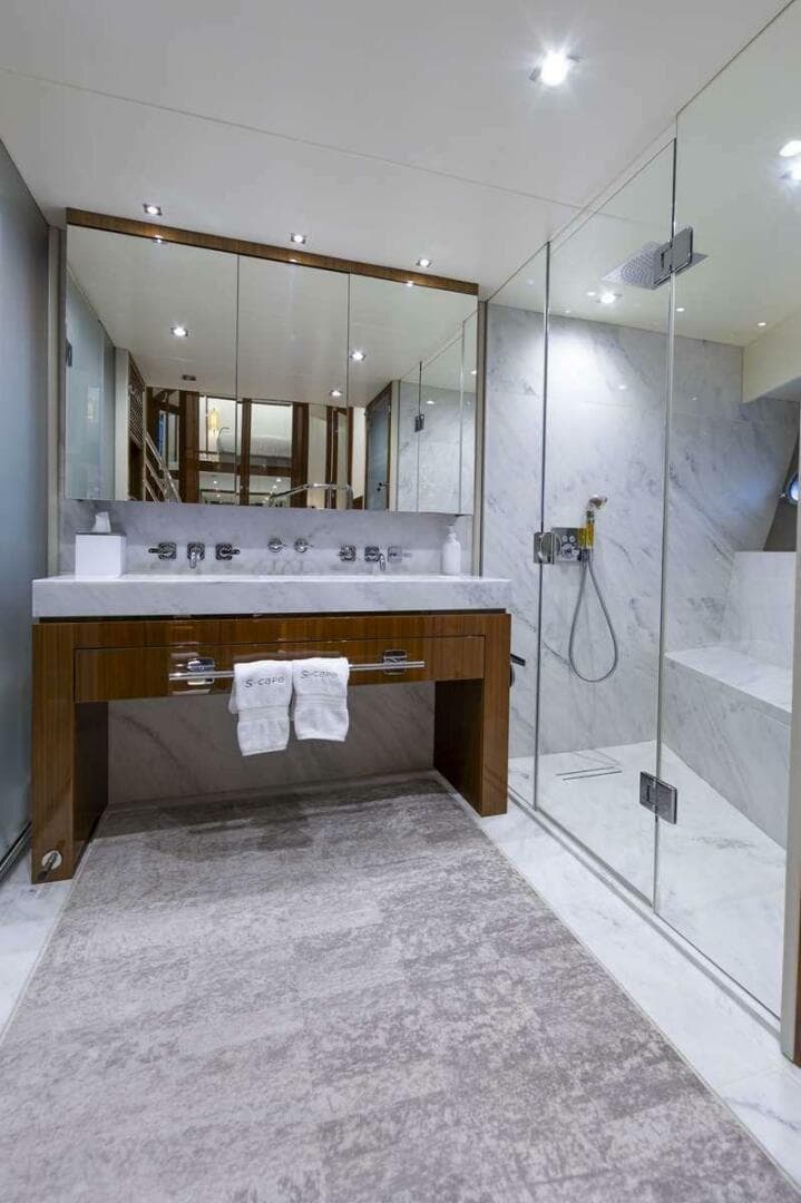 2017 Sunseeker 95 Yacht — photo 37