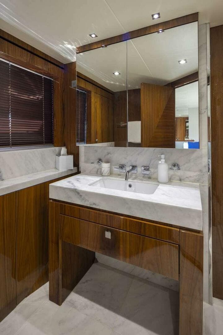 2017 Sunseeker 95 Yacht — photo 45